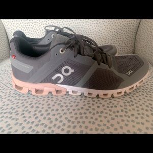 On Cloud running shoes. EUC. Dark gray and pink 10